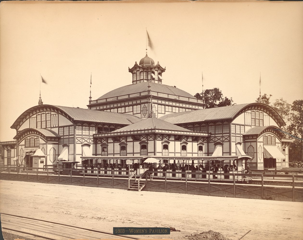 Kadınlar Pavyonu, Centennial Uluslararası Sergisi, Philadelphia, 1876 (albüm baskısı) by American Photographer