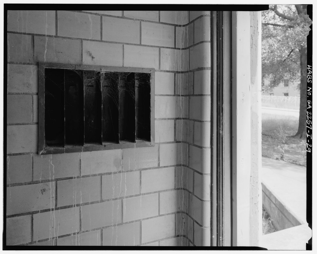 Posta yuvalı karo ve kalıplama detayı, merdiven boşluğuna tipik giriş, Techwood Homes, Building No. 6, 465 Techwood Drive & 119-125 Hunnicutt Street, Atlanta, Fulton County, GA by American Photographer