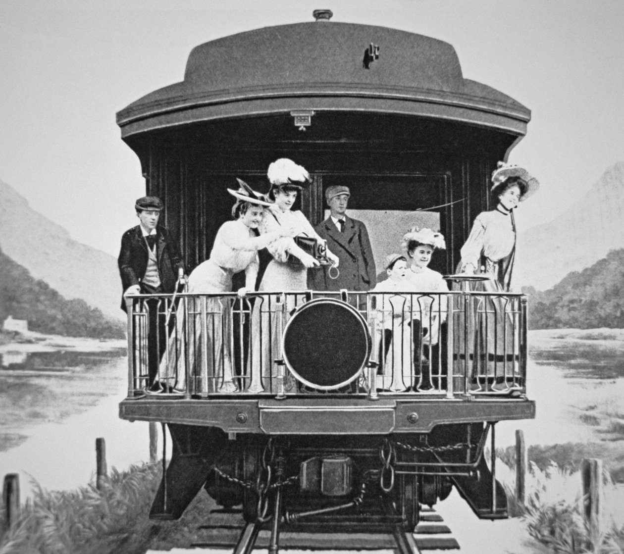 Bir Union Pacific treninin arka gözlem platformundan doğal fotoğraflar çeken turistler by American Photographer