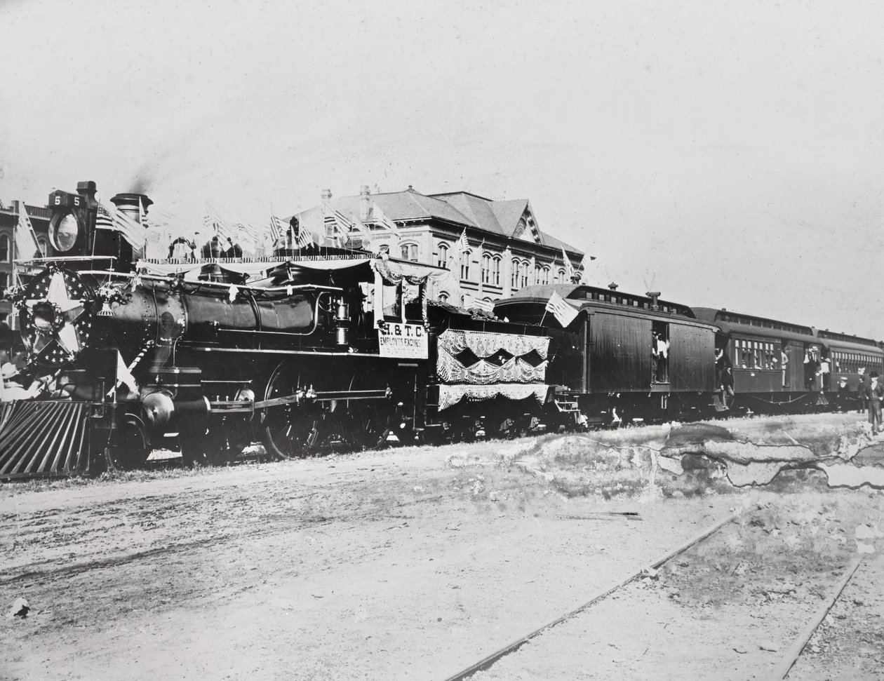 bayraklı tren by American Photographer
