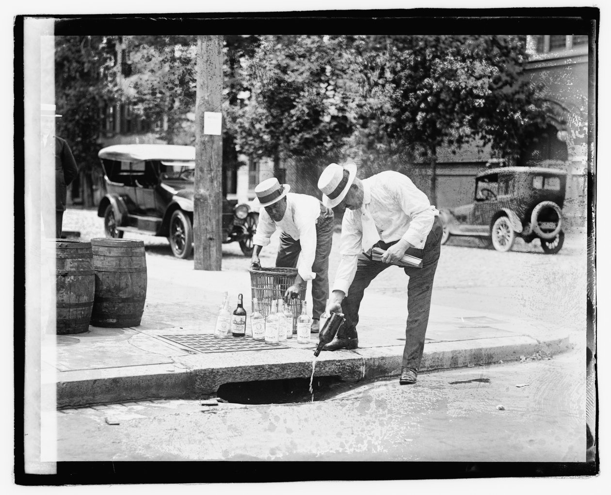 Fırtına kanalizasyonuna likör döken iki adam, 8 Temmuz 1921 (s/b fotoğraf) by American Photographer