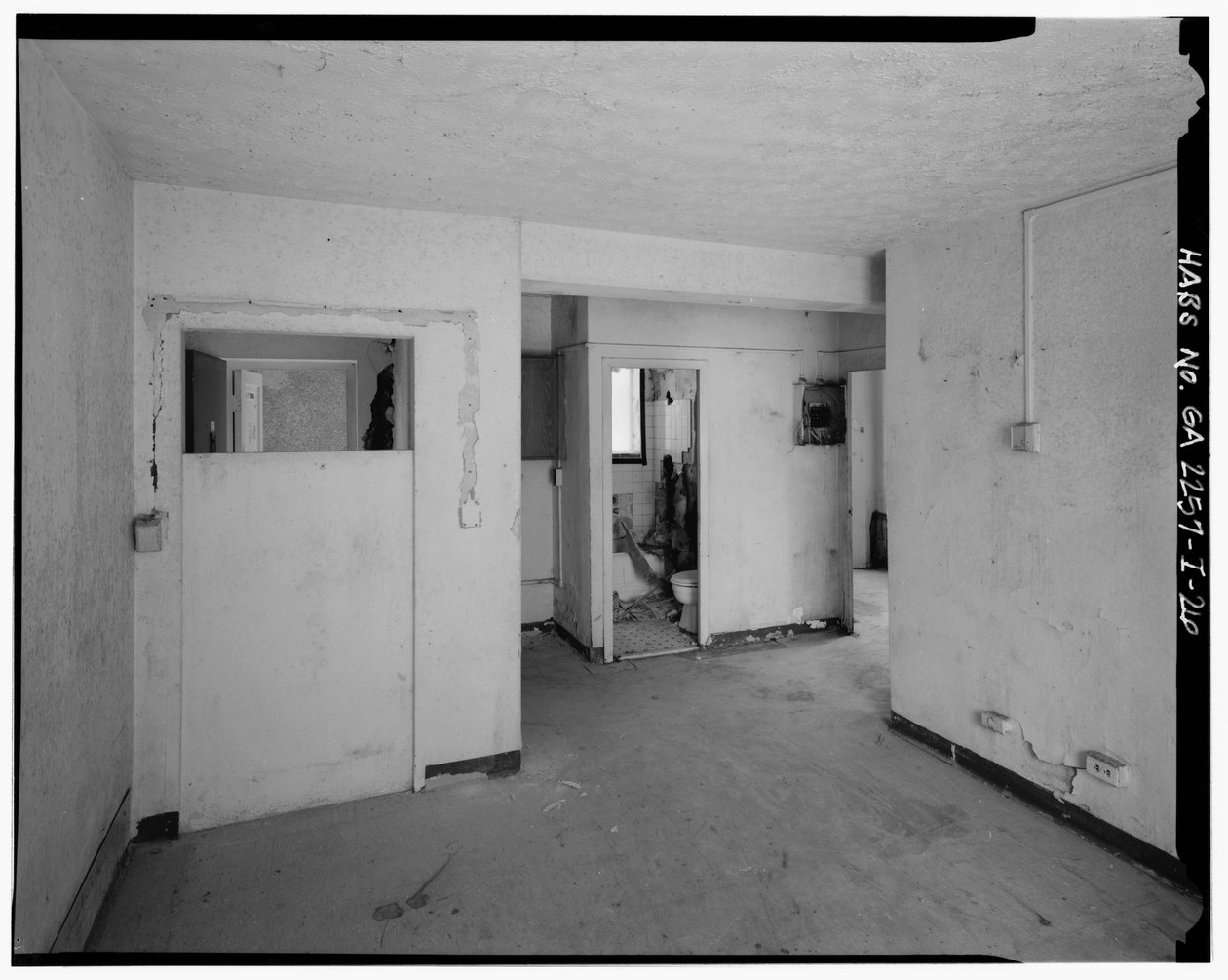 Giriş holünde çamaşır askısı bulunan tipik 2 yatak odalı daire. - Techwood Homes, Bina No. 6, 465 Techwood Drive & 119-125 Hunnicutt Street, Atlanta, Fulton County, GA by American Photographer