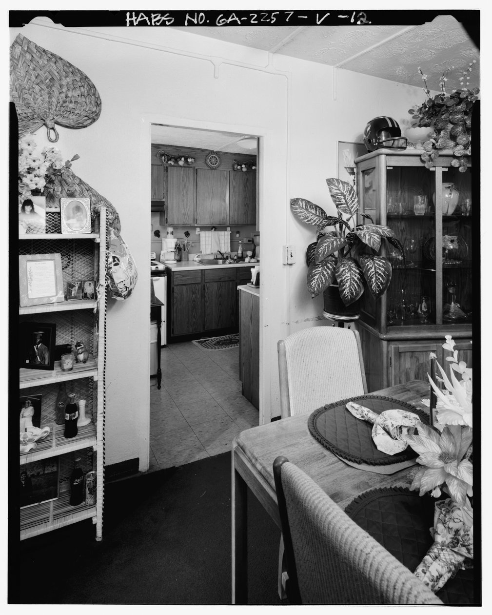 Tipik iç mekan, mutfağa açılan yemek odası. - Techwood Evleri, Bina No. 18 by American Photographer