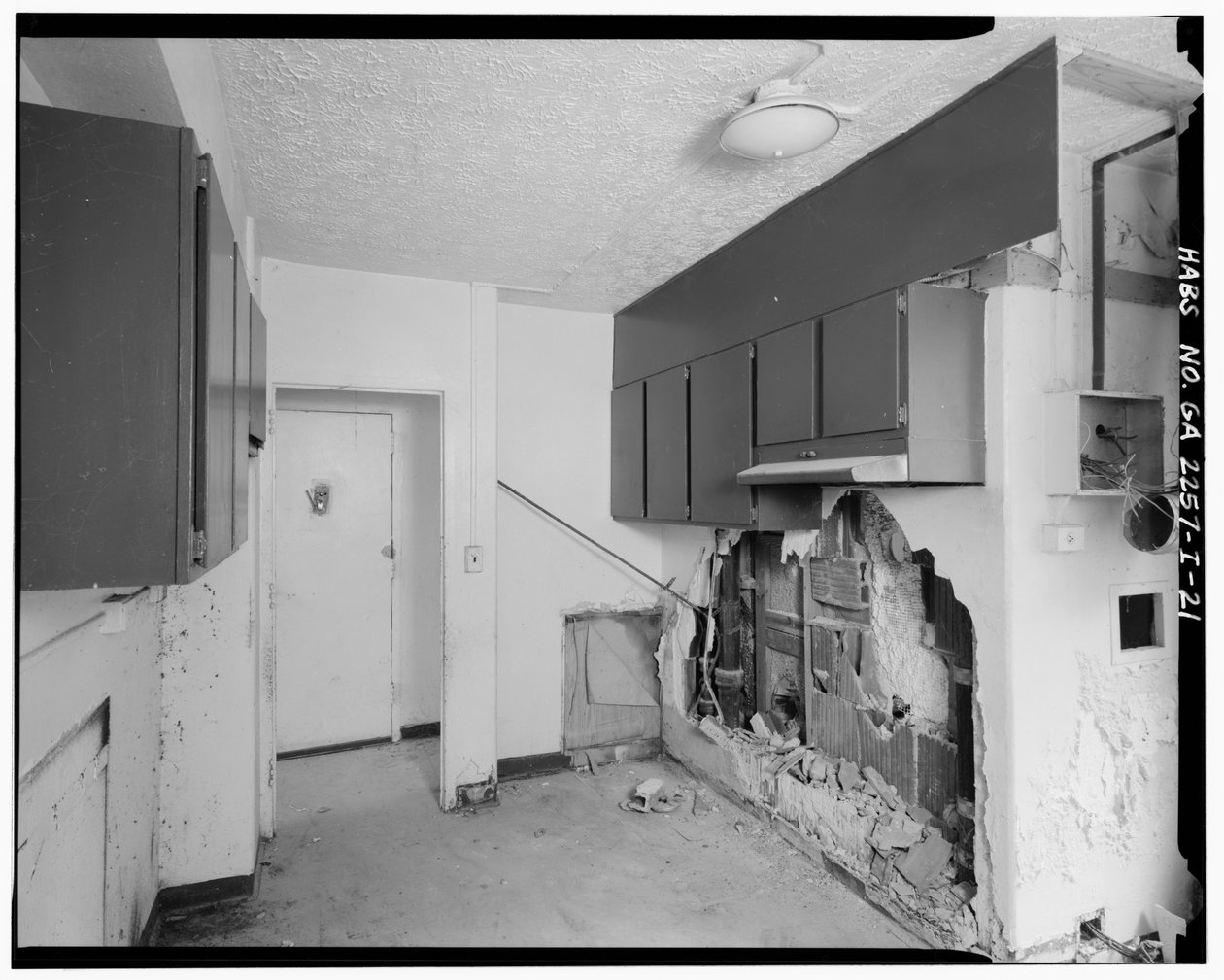 Tipik mutfak, 3 yatak odalı daire. - Techwood Homes, Bina No. 6, 465 Techwood Drive & 119-125 Hunnicutt Street, Atlanta, Fulton County, GA by American Photographer