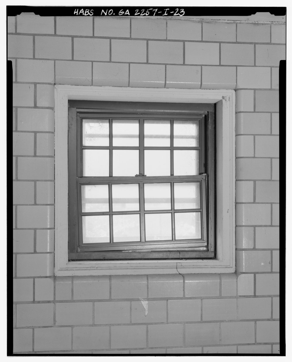 Tipik merdiven boşluğu penceresi detayı. - Techwood Homes, Bina No. 6, 465 Techwood Drive & 119-125 Hunnicutt Street, Atlanta, Fulton County, GA by American Photographer
