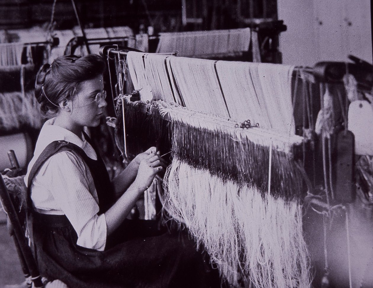 ABD tekstil endüstrisi, Massachusetts pamuk fabrikasında tekstil operatörü, c.1900 (s/b fotoğraf) by American Photographer