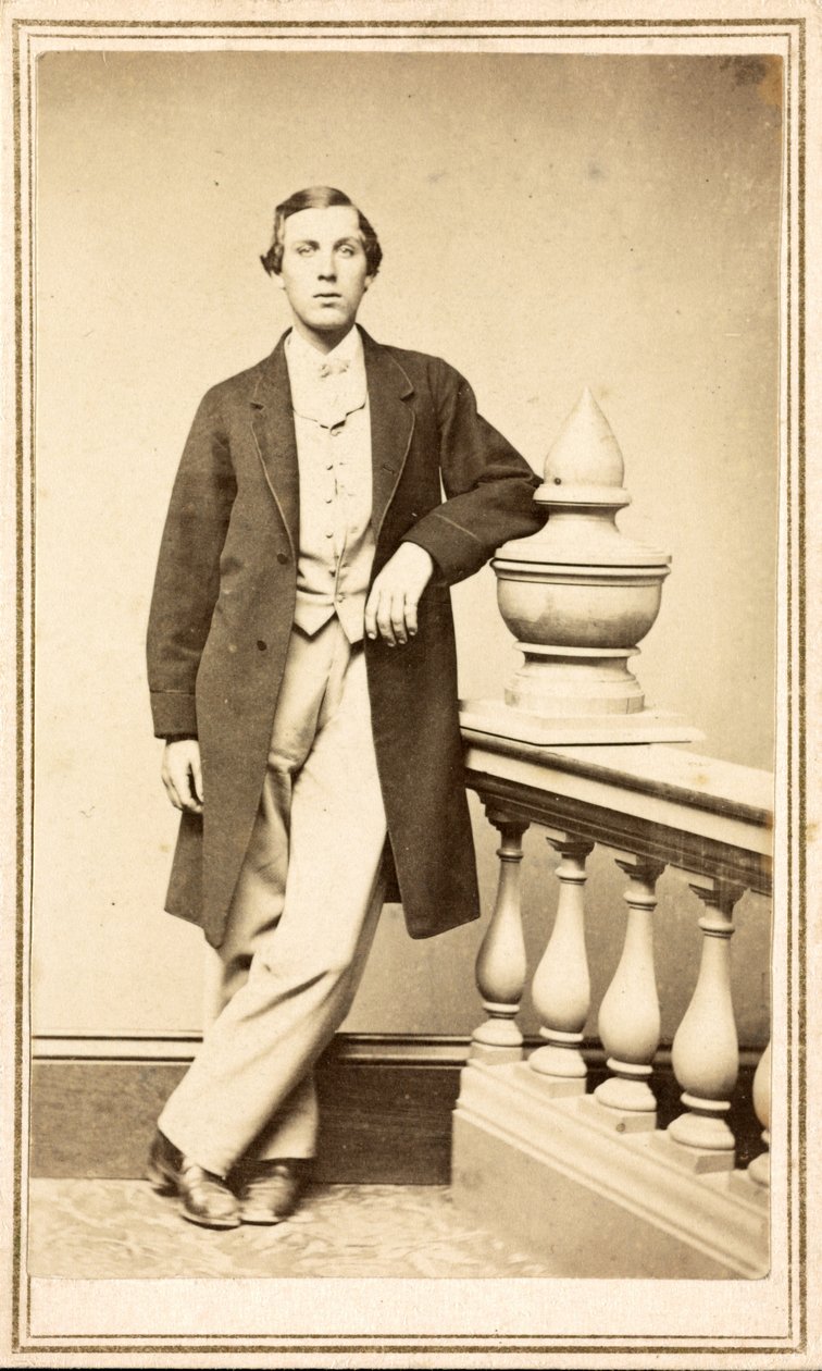 Sütunlara yaslanmış pardösü giymiş kimliği belirsiz adam, 1860-75 dolayları (albüm baskısı) by American Photographer