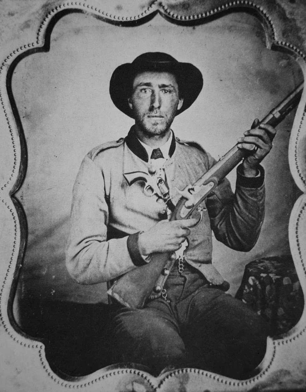 Fotoğrafçının stüdyosunda poz veren bilinmeyen Konfederasyon askeri (s/b fotoğraf) by American Photographer