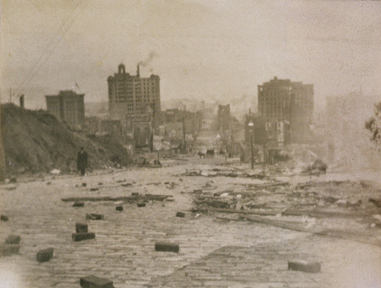 1906 depreminin neden olduğu yangından çıkan dumanla San Francisco silüetinin görünümü by American Photographer