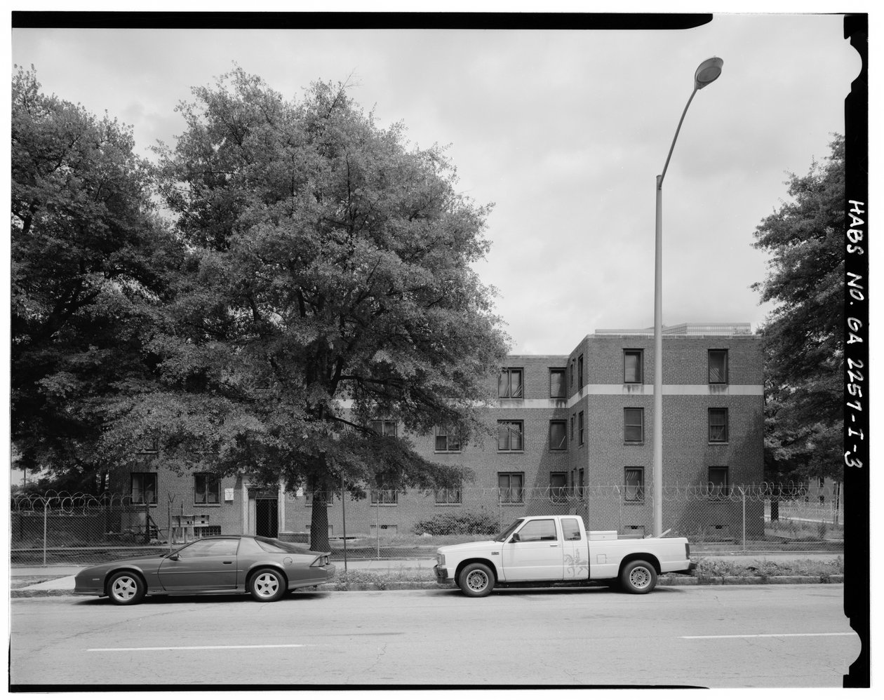 Batı yakası, 465 Techwood Drive ve 125 Hunnicutt Caddesi (sağda). - Techwood Homes, Bina No. 6, 465 Techwood Drive & 119-125 Hunnicutt Street, Atlanta, Fulton County, GA (s/b fotoğraf) by American Photographer