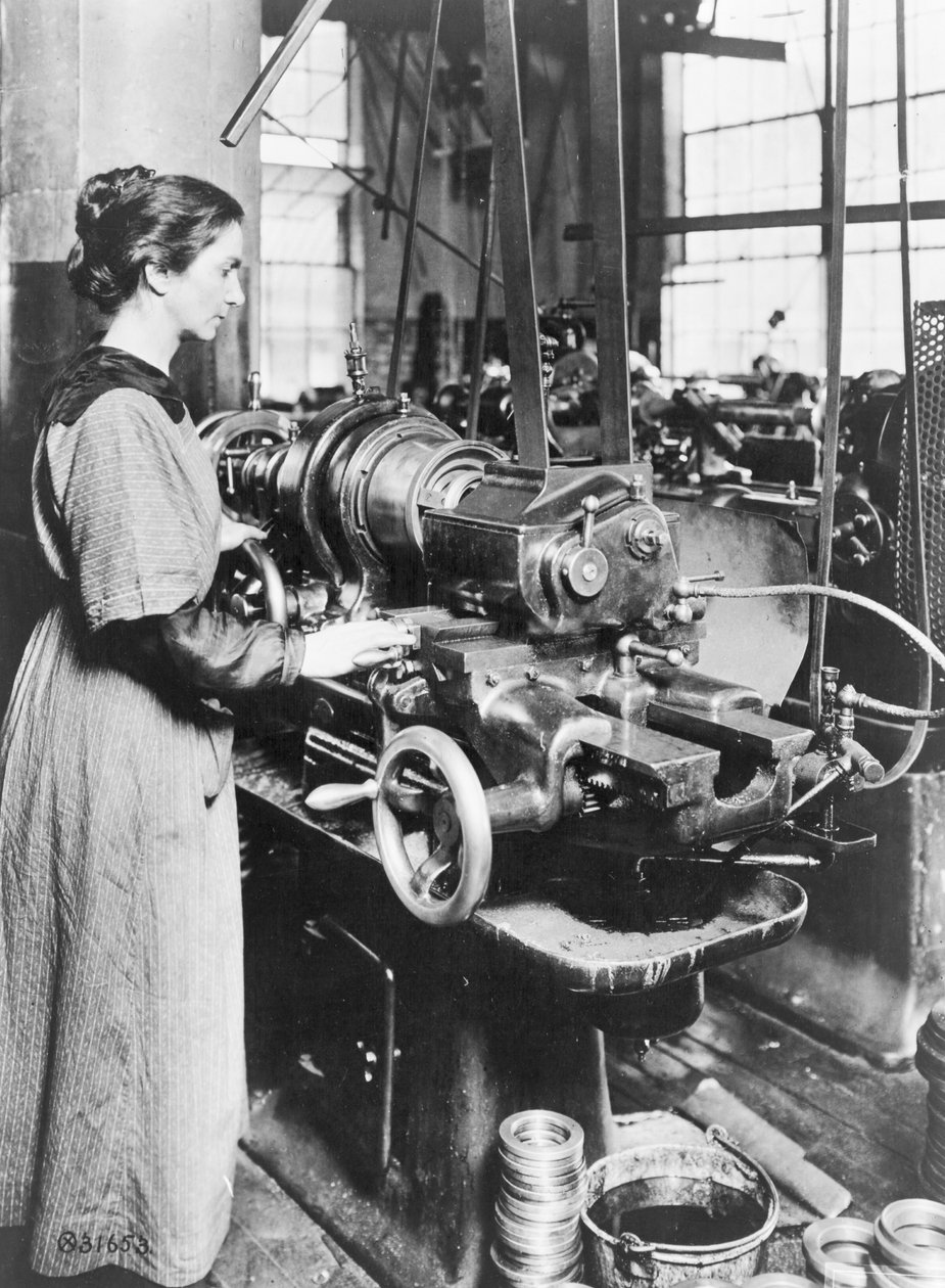 İç diş frezeleme makinesinde çalışan kadın, Norton Grinding Co., Worcester, Ma., I. Dünya Savaşı sırasında, 1914-18 by American Photographer