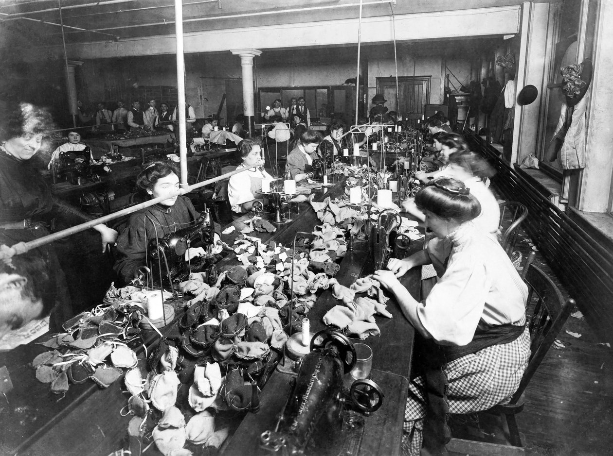 Bir fabrikada oyuncak ayı diken kadınlar, 1915 dolayları by American Photographer
