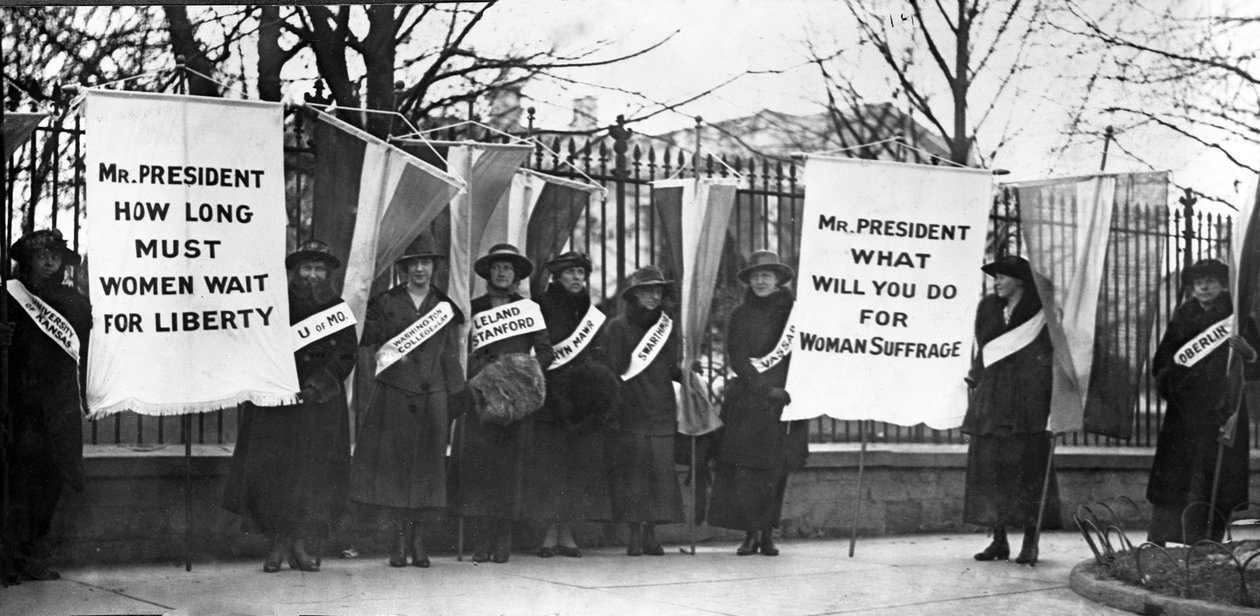 Kadınların oy hakkı savunucuları Beyaz Saray, Washington DC, pub önünde grev yapıyor. 1917 by American Photographer