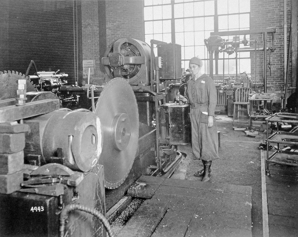 Birinci Dünya Savaşı sırasında bir fabrikada çalışan kadınlar, c.1917 by American Photographer