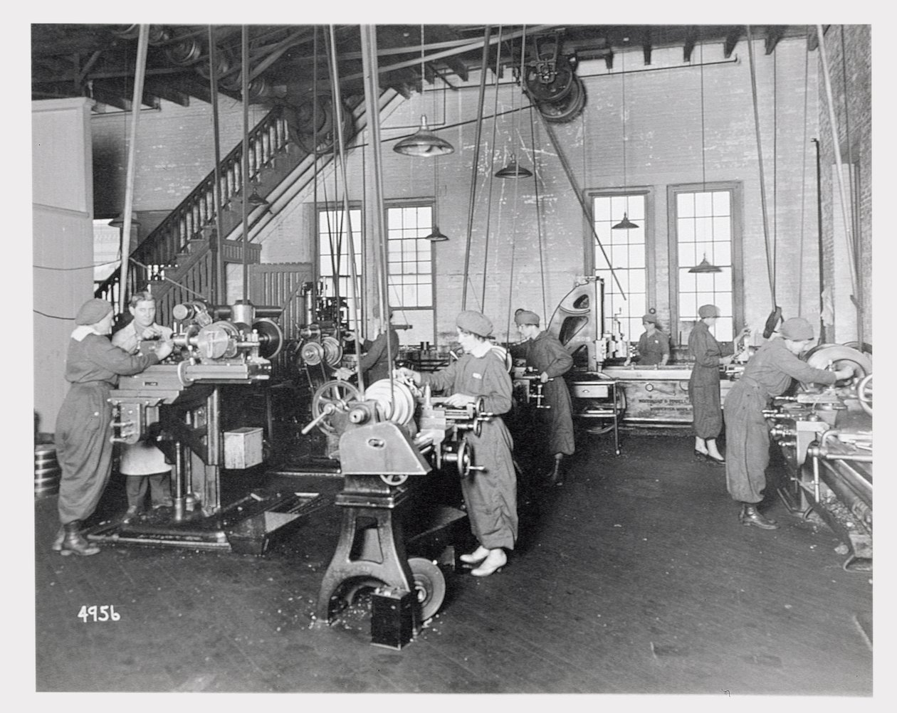 Birinci Dünya Savaşı sırasında fabrikalarda çalışan kadınlar, c.1917 by American Photographer