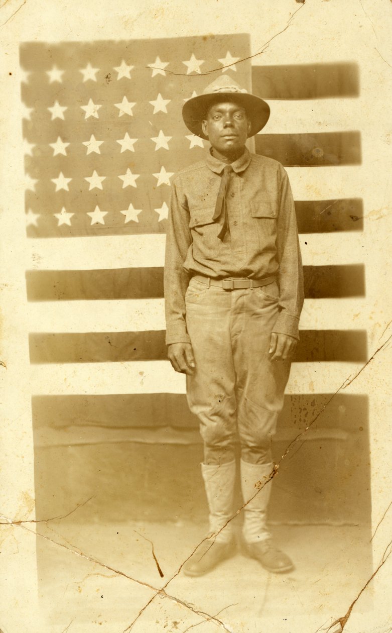 Arka planda Amerikan bayrağı olan Birinci Dünya Savaşı askeri, 1914-18 by American Photographer
