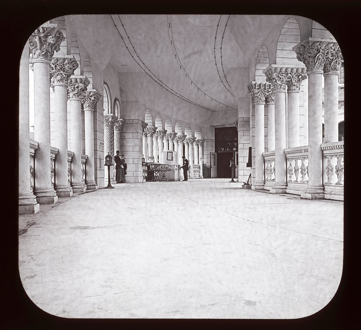 Dünyalar Kolomb Sergisi: Fisheries Colonade, Chicago, 1893 (fener kaydırağı) by American Photographer