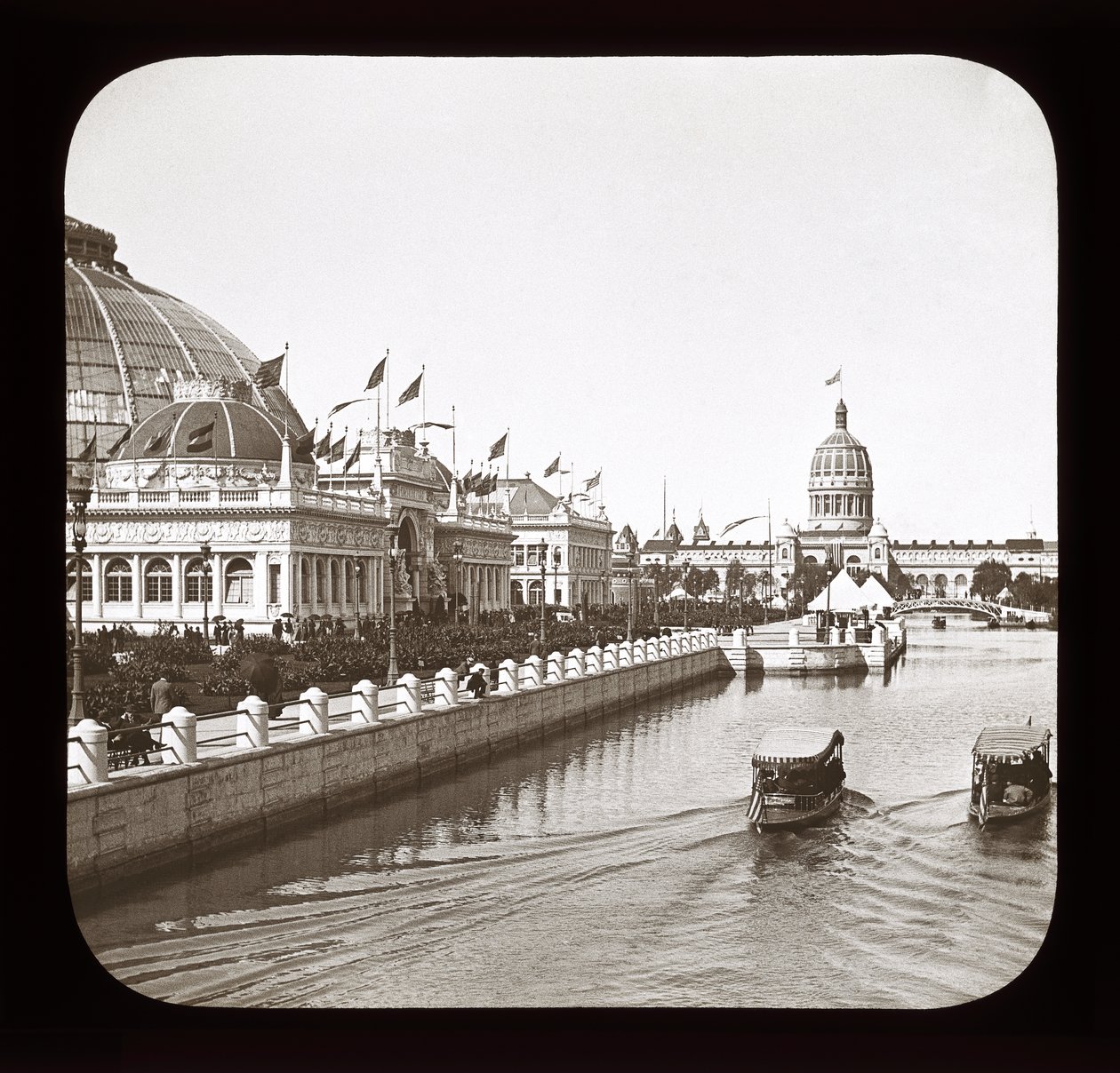 Dünyalar Kolomb Sergisi: Bahçıvanlık Binası ve Illinois Eyalet Binası, Chicago, 1893 (fener kaydırağı) by American Photographer