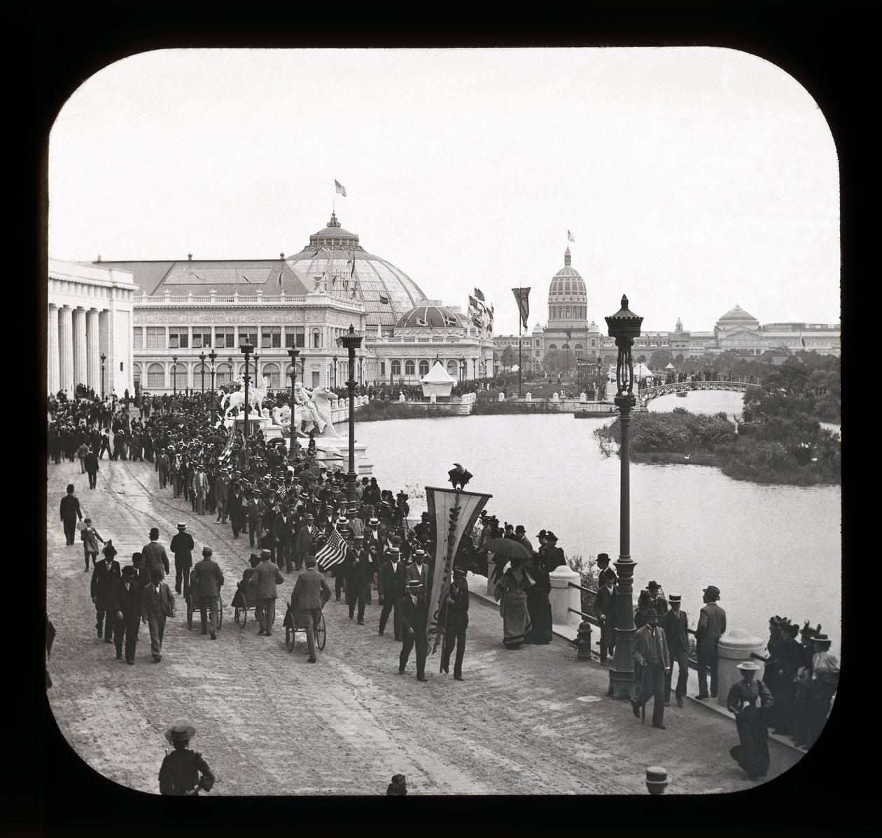 Dünyalar Kolomb Sergisi: dış görünüm, Chicago, 1893 (fener kaydırağı) by American Photographer