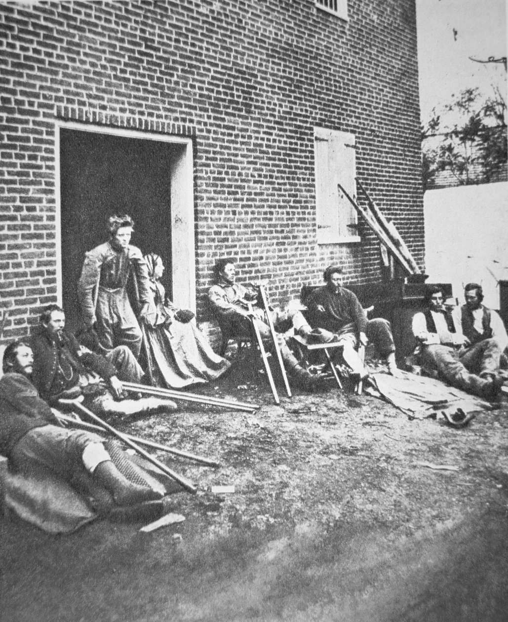 Chancellorsville savaşından sonra yaralı askerler, Mayıs 1863 (s/b fotoğraf) by American Photographer