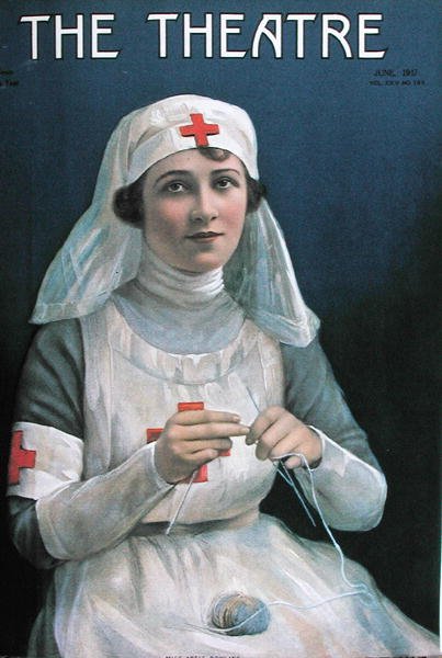 Adele Rowland, Kızıl Haç hemşiresi gibi giyinmiş, 