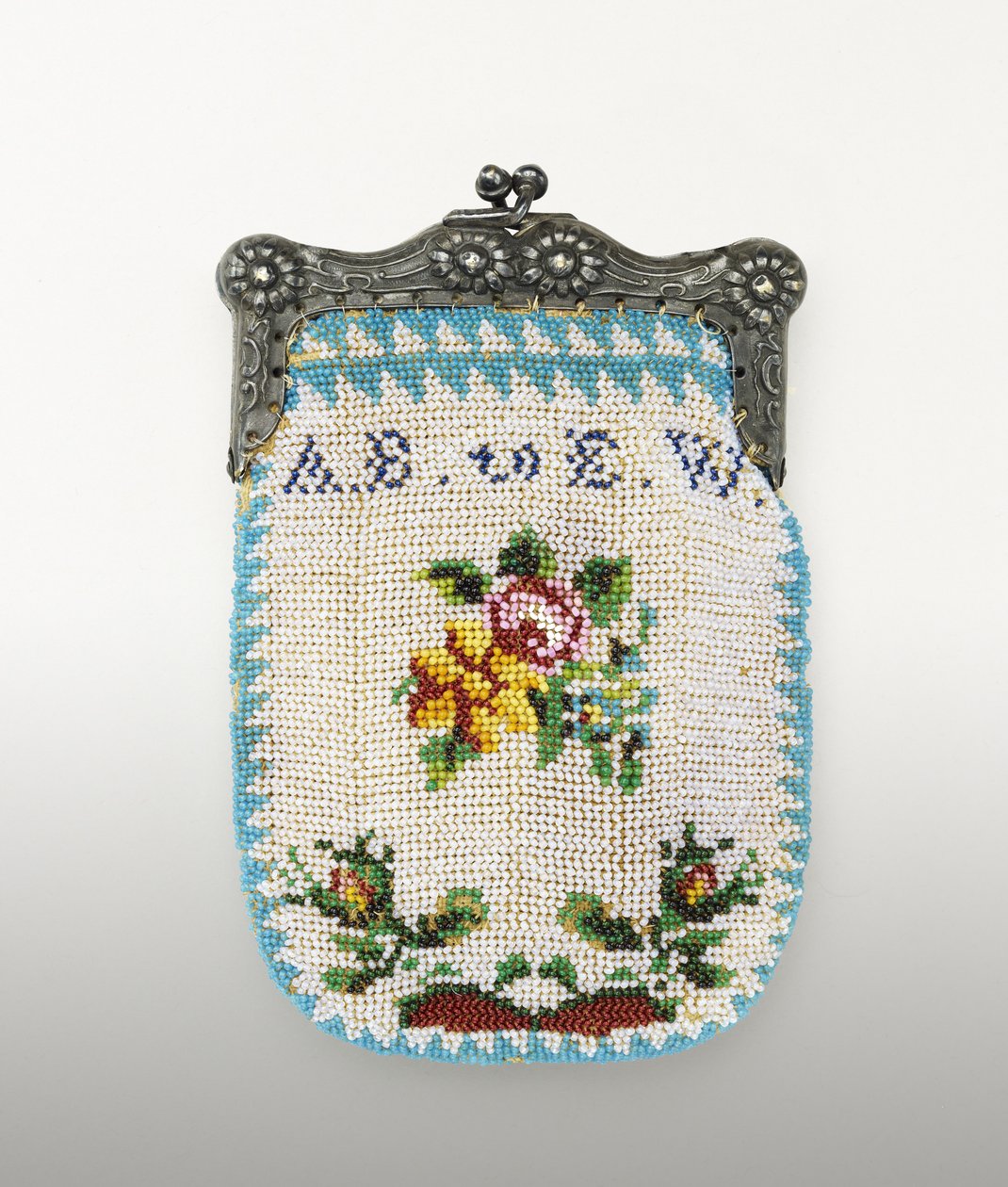 Boncuklu Çanta, c. 1843 (cam boncuklar, nikel gümüşü ve tekstil desteği) by American School