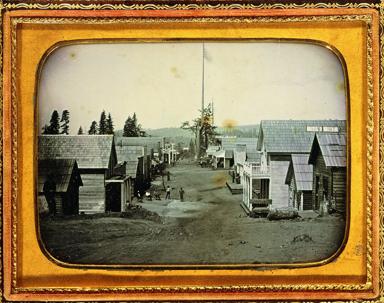 California Gold Mining Town, c.1852 (yarım plaka dagerreyotipi, kabartmalı deri çanta) by American School