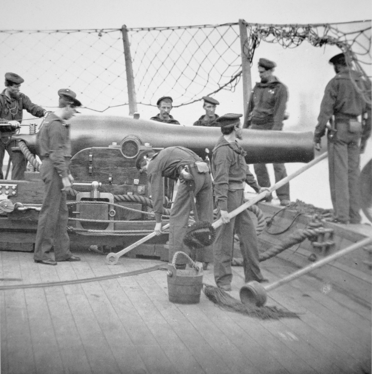 Federal Denizciler Adamı 9 inçlik Dahlgren Silahı (s/b fotoğraf) by American School