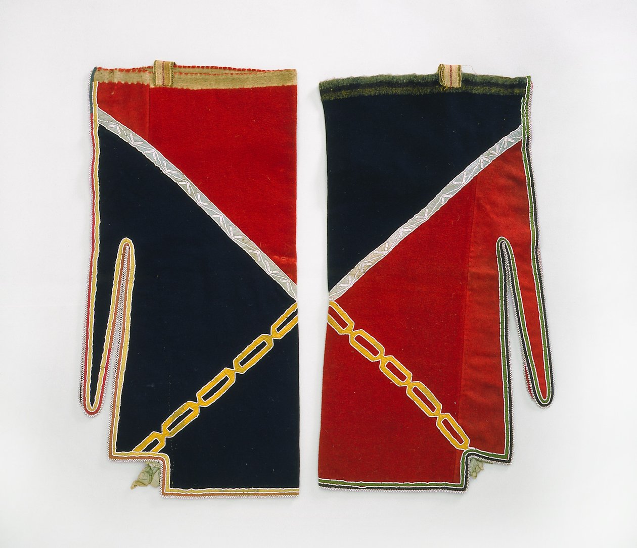 Tayt, Chippewa, c.1840 (yün kumaş, cam boncuklar, ipek kurdele, sak lifi kayışlar ve iplik) by American School