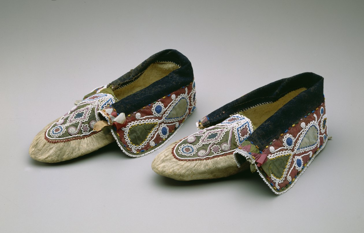 Mokasen, Chippewa, c.1835 (güderi, cam boncuklar, pamuk, ipek kumaş ve kurdele) by American School