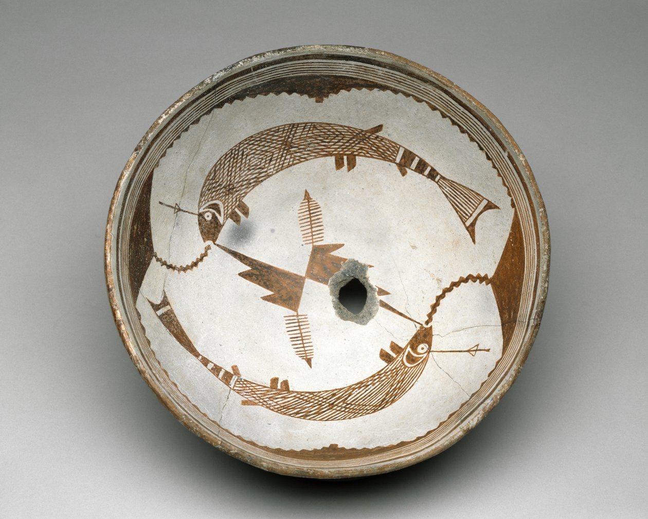 İki kancalı balıklı Mogollon kase, Stil II, 1025-1150 (bikrom astarlı toprak kap) by American School