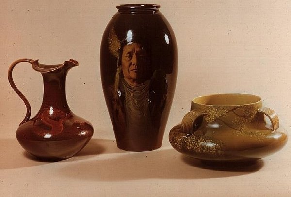 W.P.Macdonald imzalı, Nez Perce kabilesinin Şefi Joseph portresinin bulunduğu vazo; Albert R.Valentien