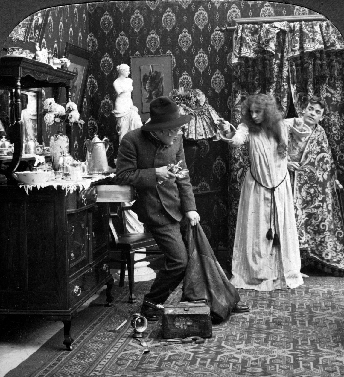 Onu Kapalı Tutun Mary, Polisi Arayacağım. by American Stereoscopic Company
