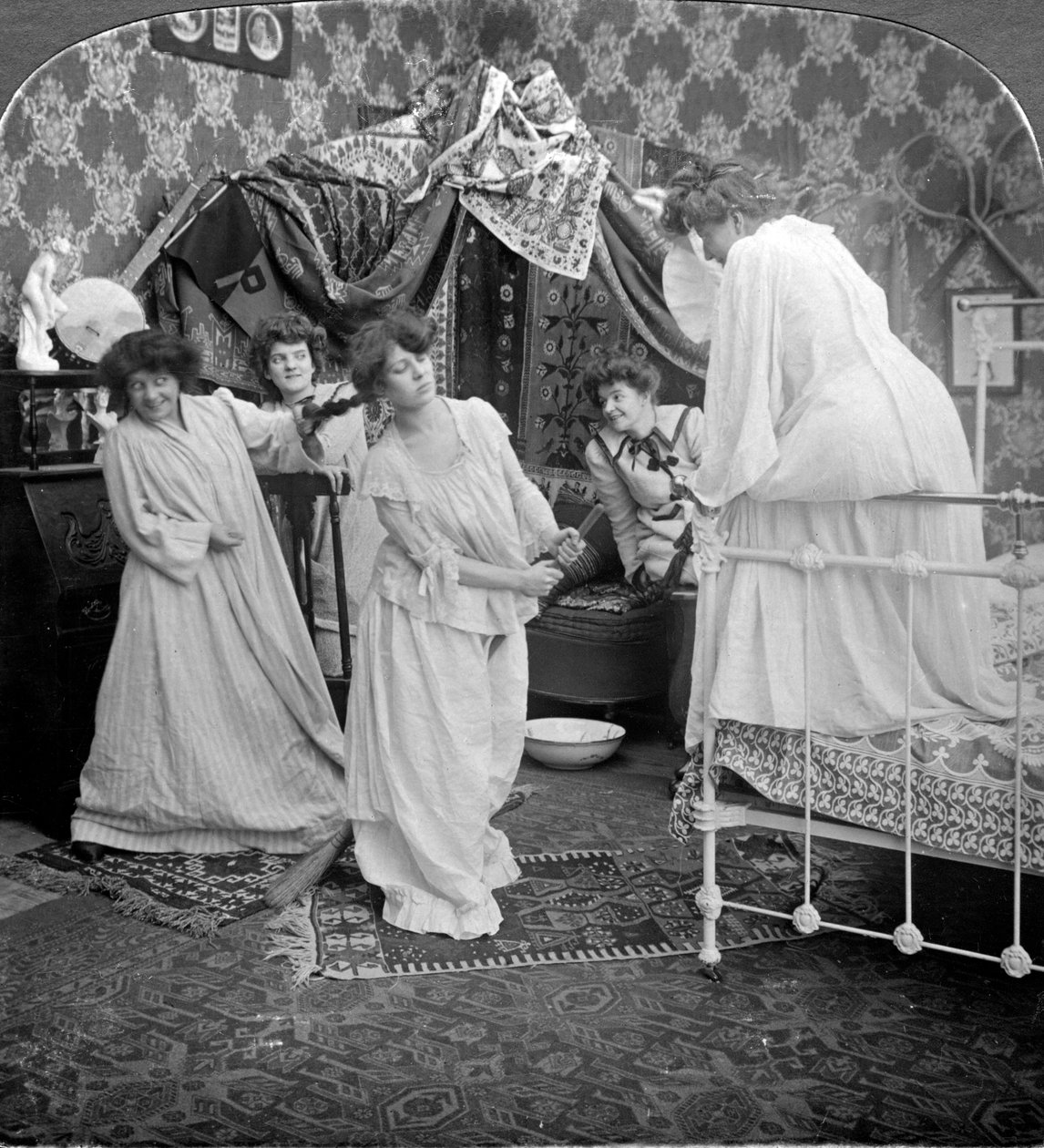Şimdi, Freshie, Keçiye Bin ve Güzelleştir. by American Stereoscopic Company