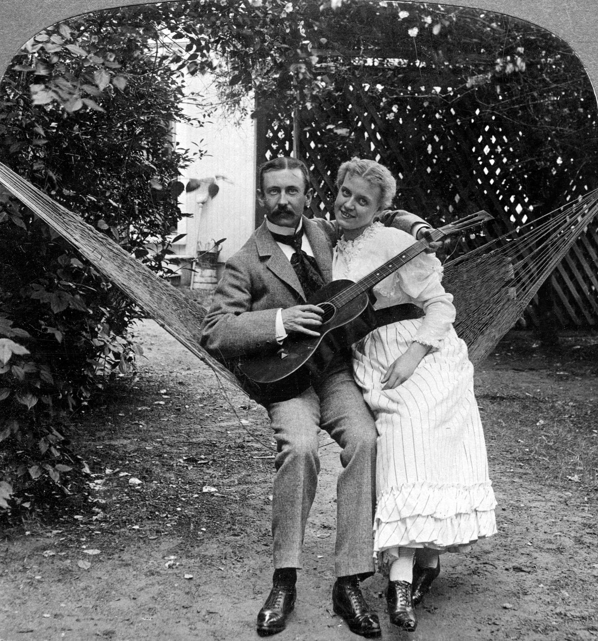 Hamaktaki Müzikal Çifti. by American Stereoscopic Company