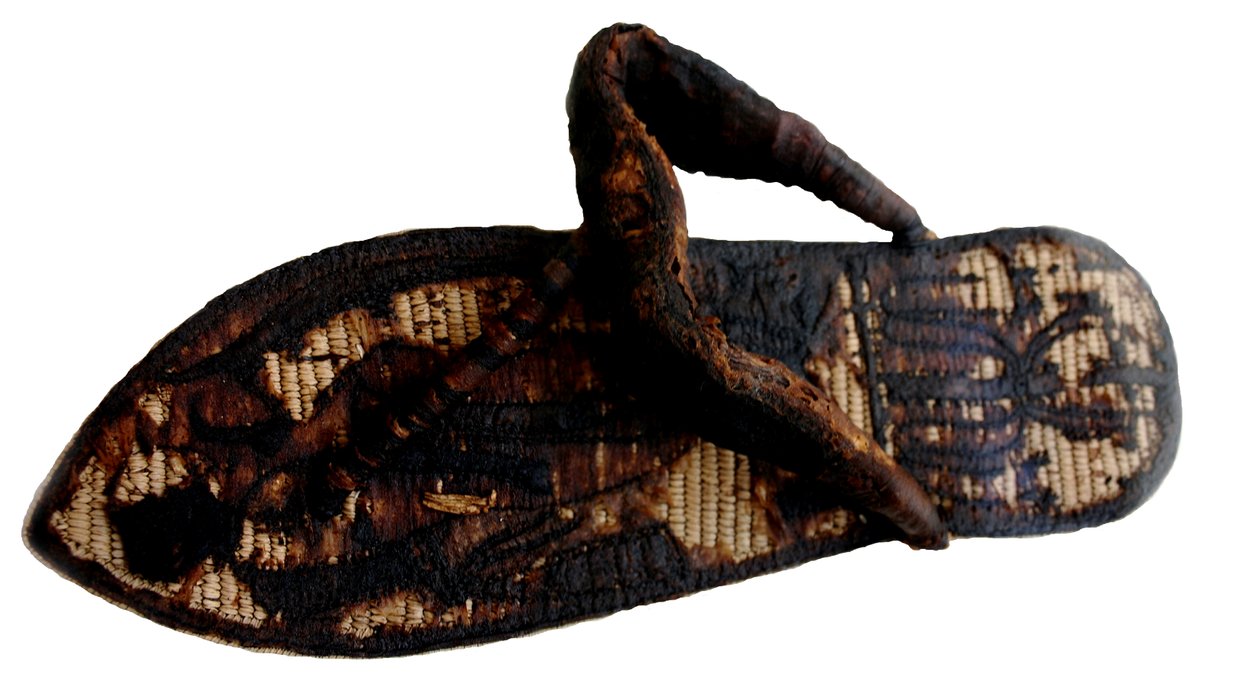 Bağlı mahkumlar ve sema-tawy sembolleri ile süslenmiş Tutankhamuns sandalı, 14. yüzyıl. M.Ö by Ancient Egypt