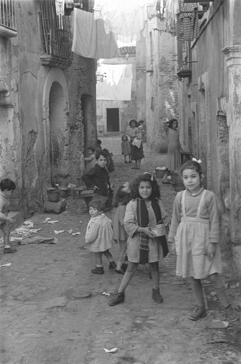 CROTONE YOLUNDA ÇOCUKLAR, Crotone by Ando Gilardi