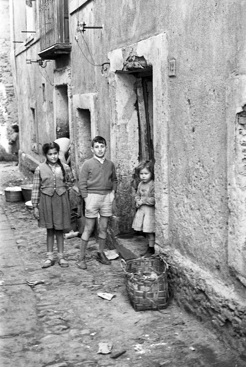 CROTONE - SOKAKTAKİ ÇOCUKLAR by Ando Gilardi