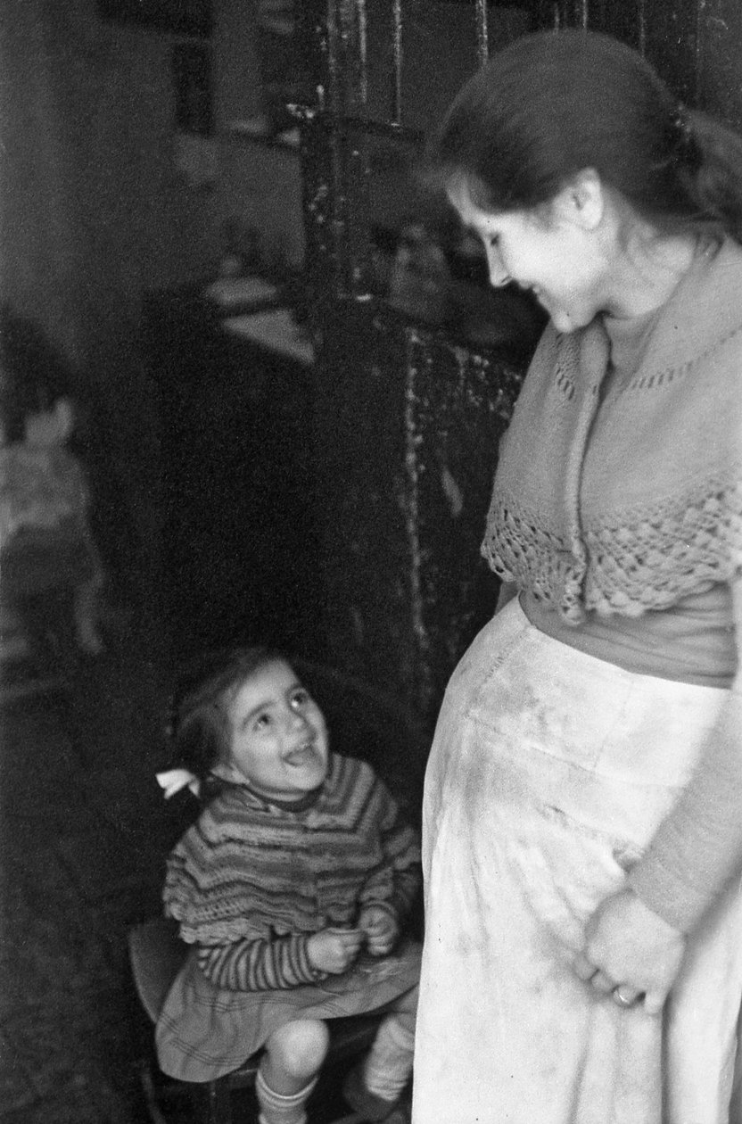 CROTONE - ANNE VE KIZI by Ando Gilardi