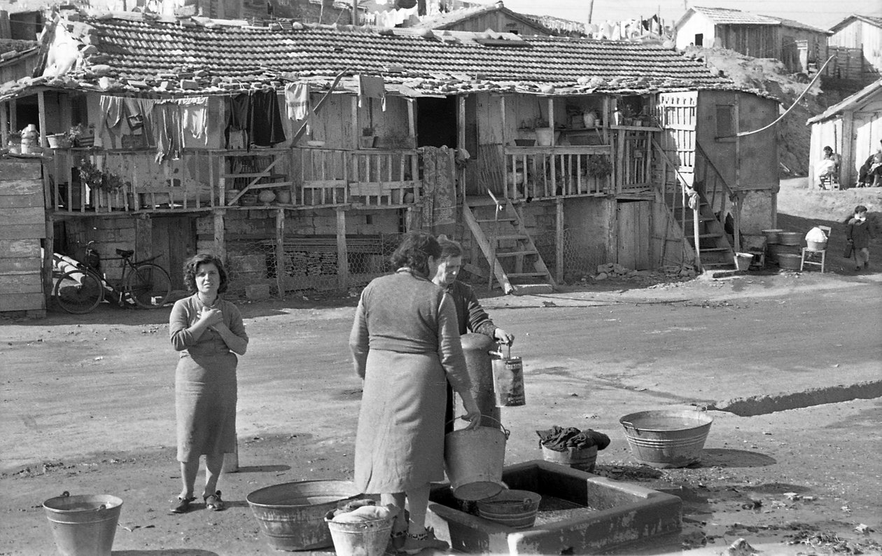 CROTONE - ÇEŞMEDEKİ KADINLAR by Ando Gilardi