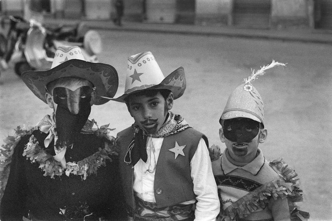 CROTONE, MASKELİ ÇOCUKLAR by Ando Gilardi