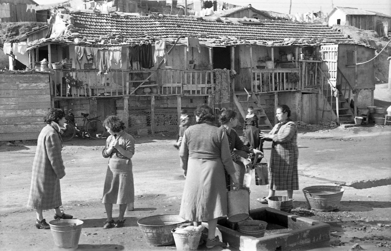 CROTONE, ÇEŞMEDEKİ KADINLAR by Ando Gilardi