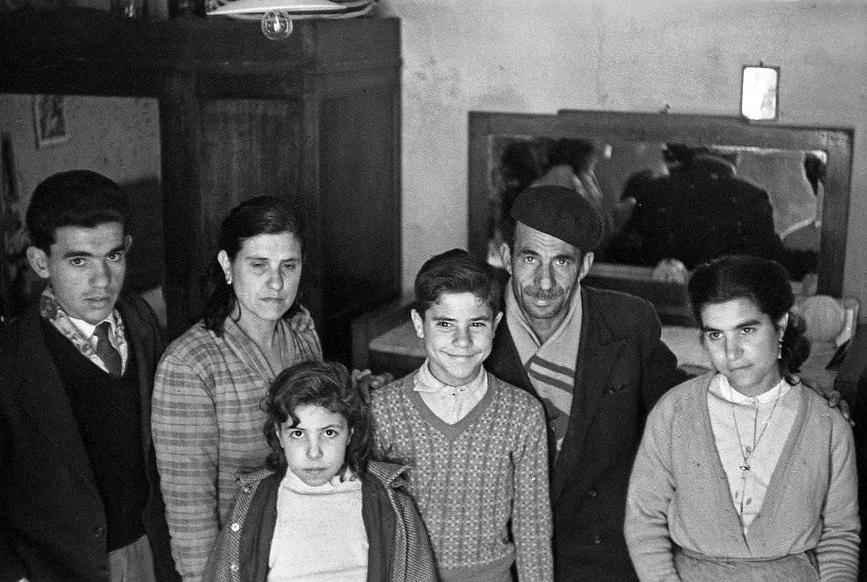 IÇ MEKANDA BIR AILE GRUBU by Ando Gilardi