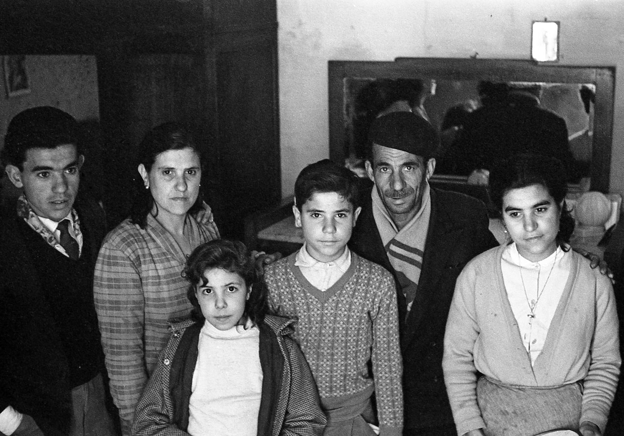 BODRUM KATINDA BIR AILE GRUBU by Ando Gilardi