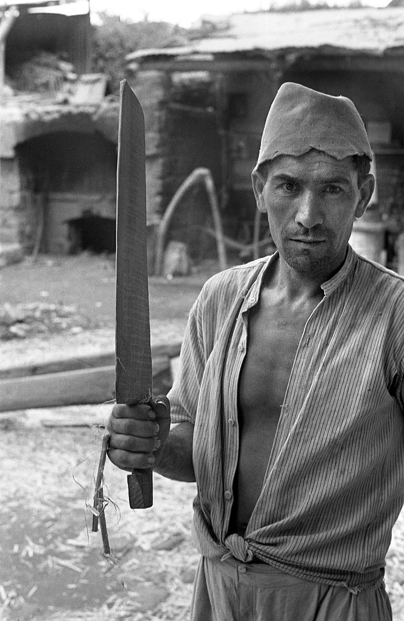 KENEVIR IŞLEME, "SPATULA" ILE ÇALIŞAN BIR IŞÇI by Ando Gilardi