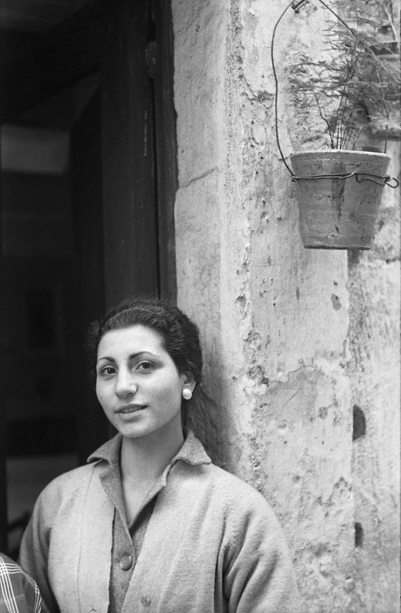 GÜLÜMSEYEN KADIN by Ando Gilardi