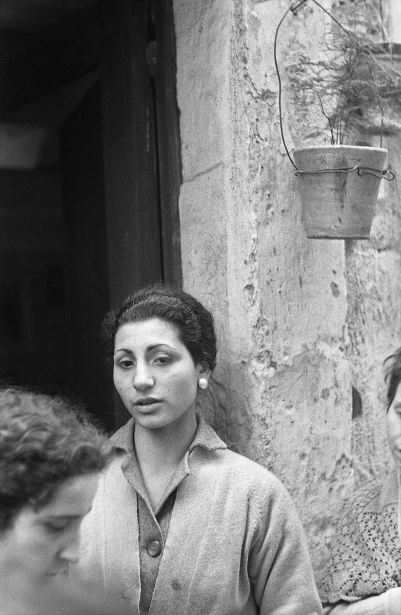 KADINLAR EVIN KAPISININ EŞIĞINDE by Ando Gilardi