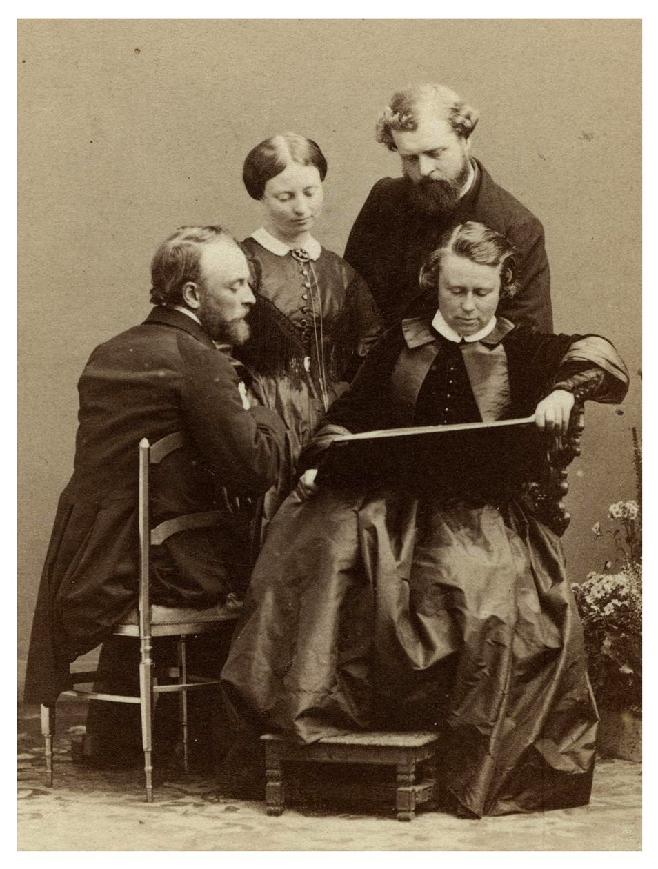 Marie-Rosalie (Rosa) Bonheur, üç bilinmeyen aile üyesiyle, 1888 dolayları by Andre Adolphe Eugene Disderi