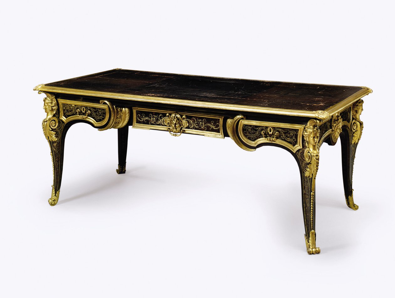 Louis XIV ormolu monte edilmiş kahverengi bağa büro tablası, c.1710 (ormolu, pirinç kakma, bağa ve deri) (ayrıca bkz. 360582) by Andre Charles (attr. to) Boulle