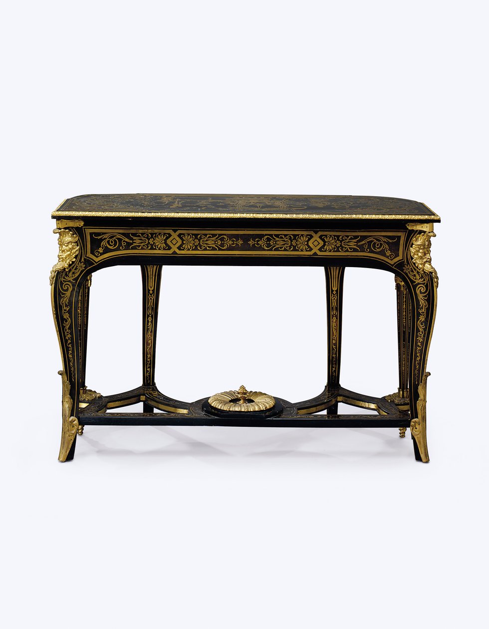 Bir çift ormolu monte edilmiş kahverengi bağa kabuğu ayak tablalarından biri, c.1710 (ormolu, pirinç kakma, bağa ve deri) (ayrıca bkz. 360579) by Andre Charles (attr. to) Boulle